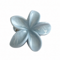 Claw Clip Flor Celeste Nacarada - vista frontal pétalos