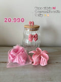 Vaso de vidrio con lazo + scrunchie satinado + clip floral