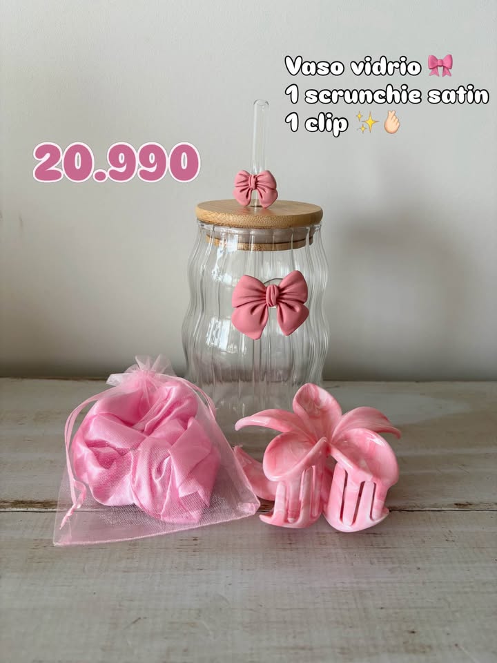 Vaso de vidrio con lazo + scrunchie satinado + clip floral