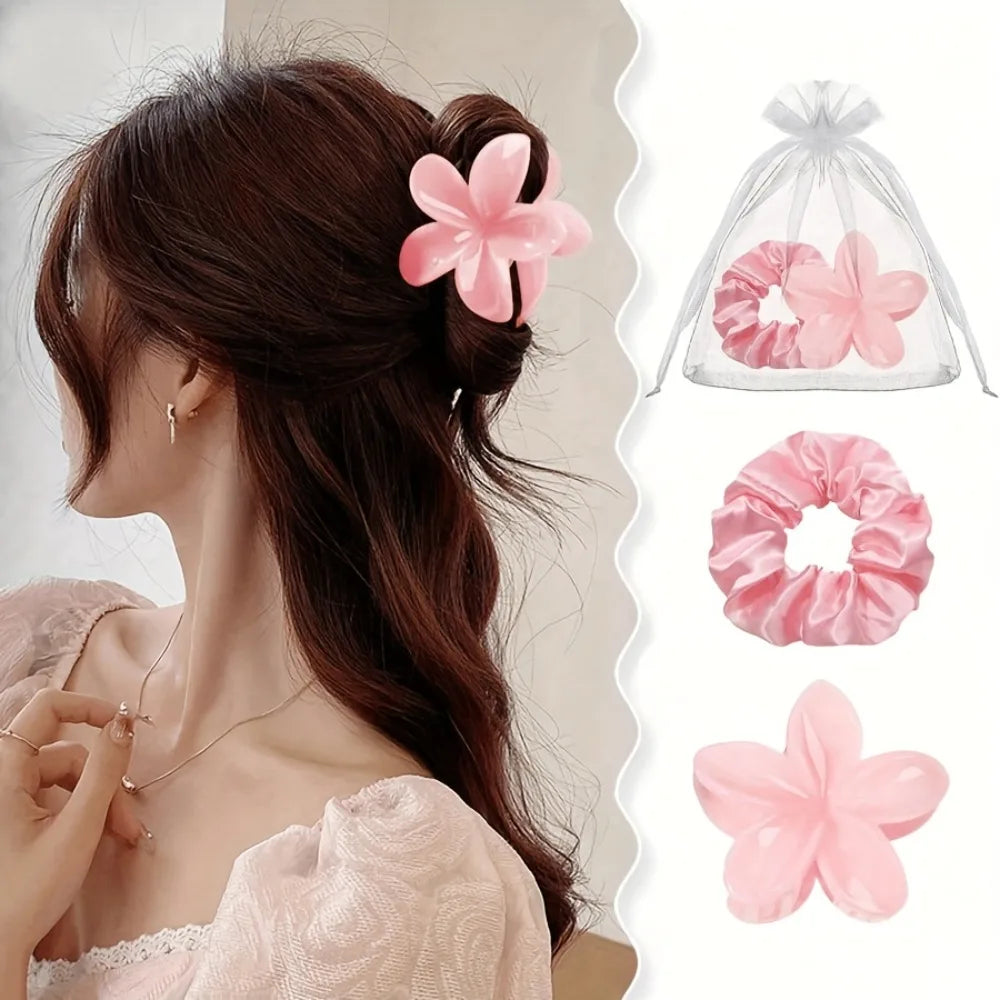 Set de 3 Accesorios para el Cabello Rosa | Flor Satinada, Scrunchie y Bolsa Organzadora