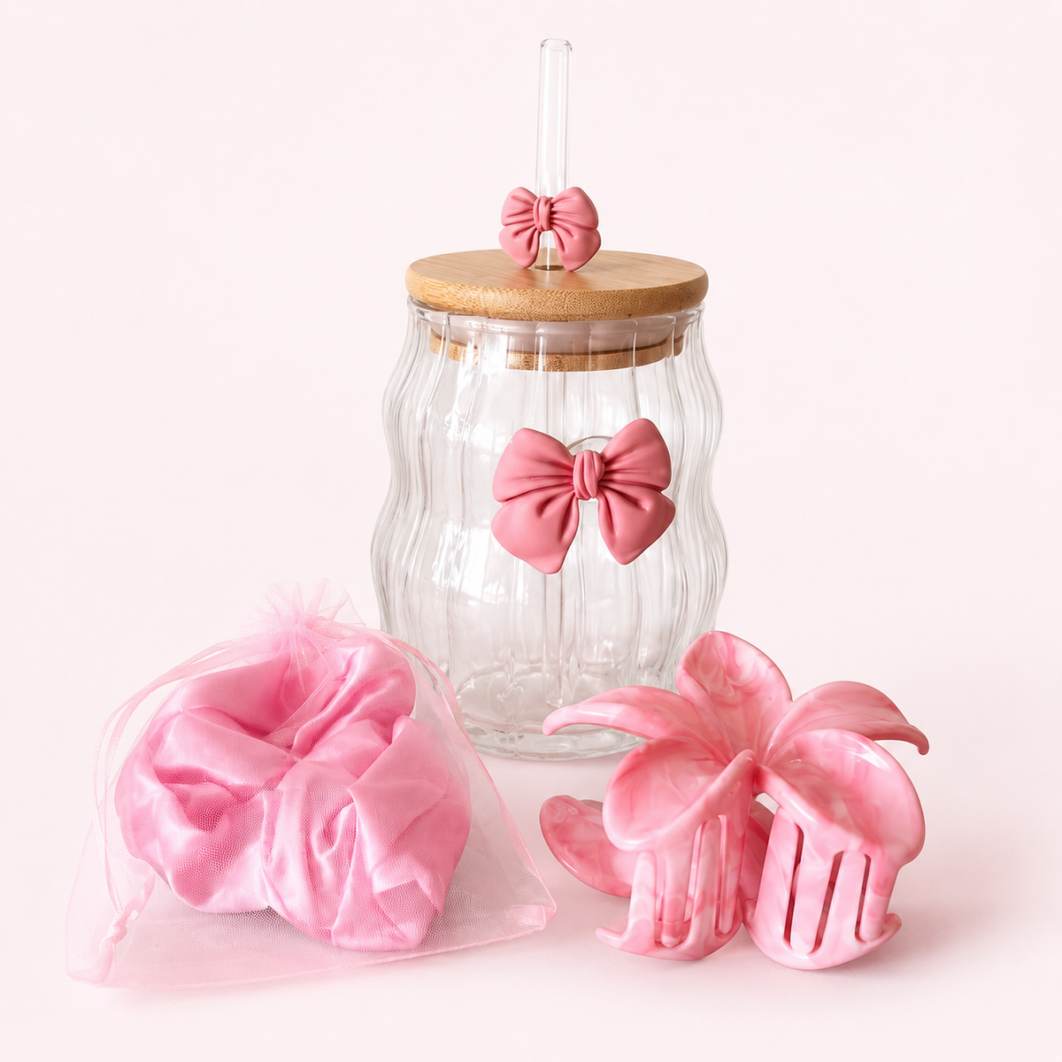Vaso de vidrio con lazo + scrunchie satinado + clip floral