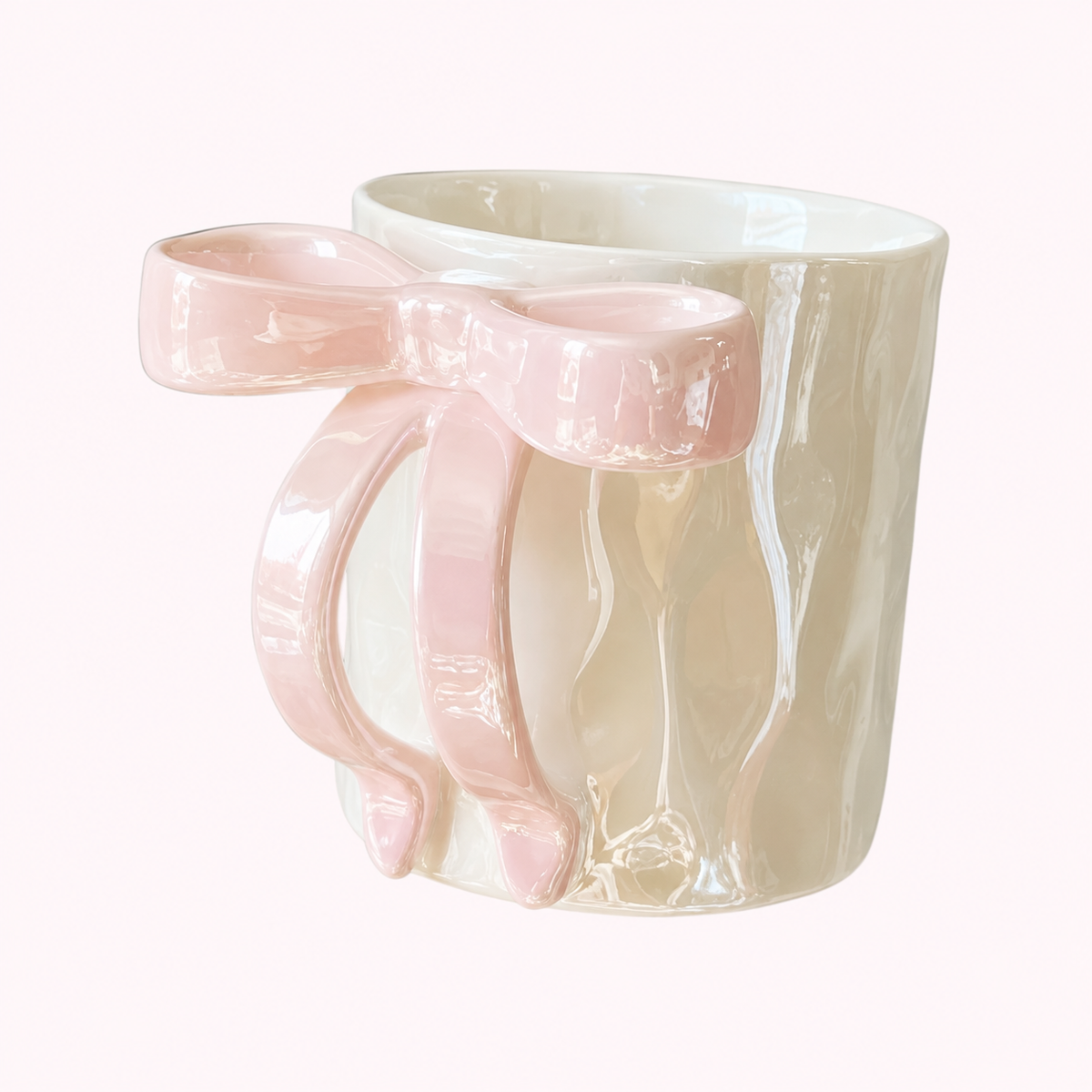 Taza de cerámica nacarada con asa en forma de lazo rosa y textura ondulada
