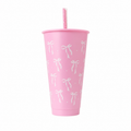 Vaso plástico rosa con diseño de lazos blancos y popote rosa a juego