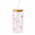 Vaso de vidrio transparente con moños rosas pintados, tapa de bambú y popote de vidrio